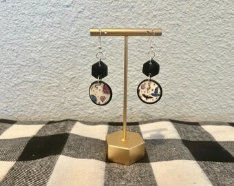 不気味なハロウィーンのダングルイヤリング。黒猫、短剣、邪眼、カボチャ