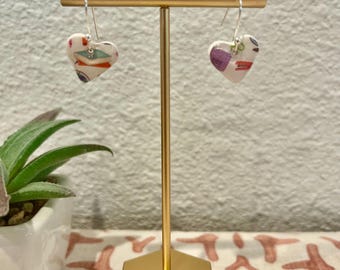 小さなハート型のダングルスクールプリントイヤリング