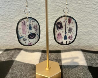 不気味なハロウィーンのダングルイヤリング。黒猫、短剣、邪眼、カボチャ