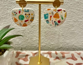 半円スタッズ付きスクールプリントイヤリング