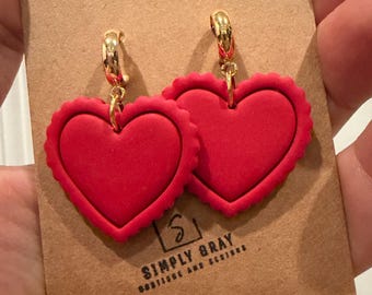 バレンタインデーのハート型ポリマークレイイヤリング。