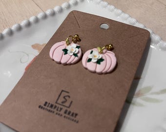 ピンクのカボチャと花のイヤリング、ポリマークレイのイヤリング、秋のイヤリング