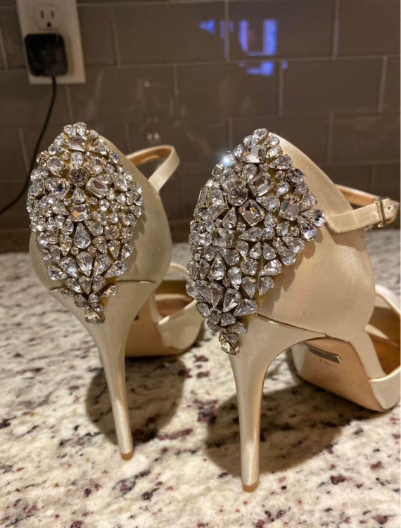 Badgley mischka felicity deals crystal embellished pump