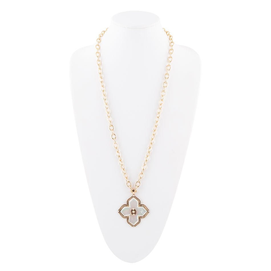 Collar con colgante de cadena dorada y cruz de Malta en nácar blanco