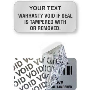 Può includere: Etichetta argentata di annullamento della garanzia con il testo "YOUR TEXT WARRANTY VOID IF SEAL IS TAMPERED WITH OR REMOVED." Un angolo dell'etichetta è staccato, rivelando un motivo "VOID" e un codice a barre.