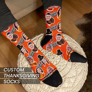 Könnte beinhalten: Ein Paar orangefarbene und schwarze personalisierte Thanksgiving-Socken mit verschiedenen Gesichtern und dem Text "Thankful for You".