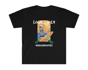 Puede incluir: Camiseta negra con un gráfico de un esqueleto surfeando con el texto "Locals Only" y "Highseasandpalmtrees" debajo del gráfico.