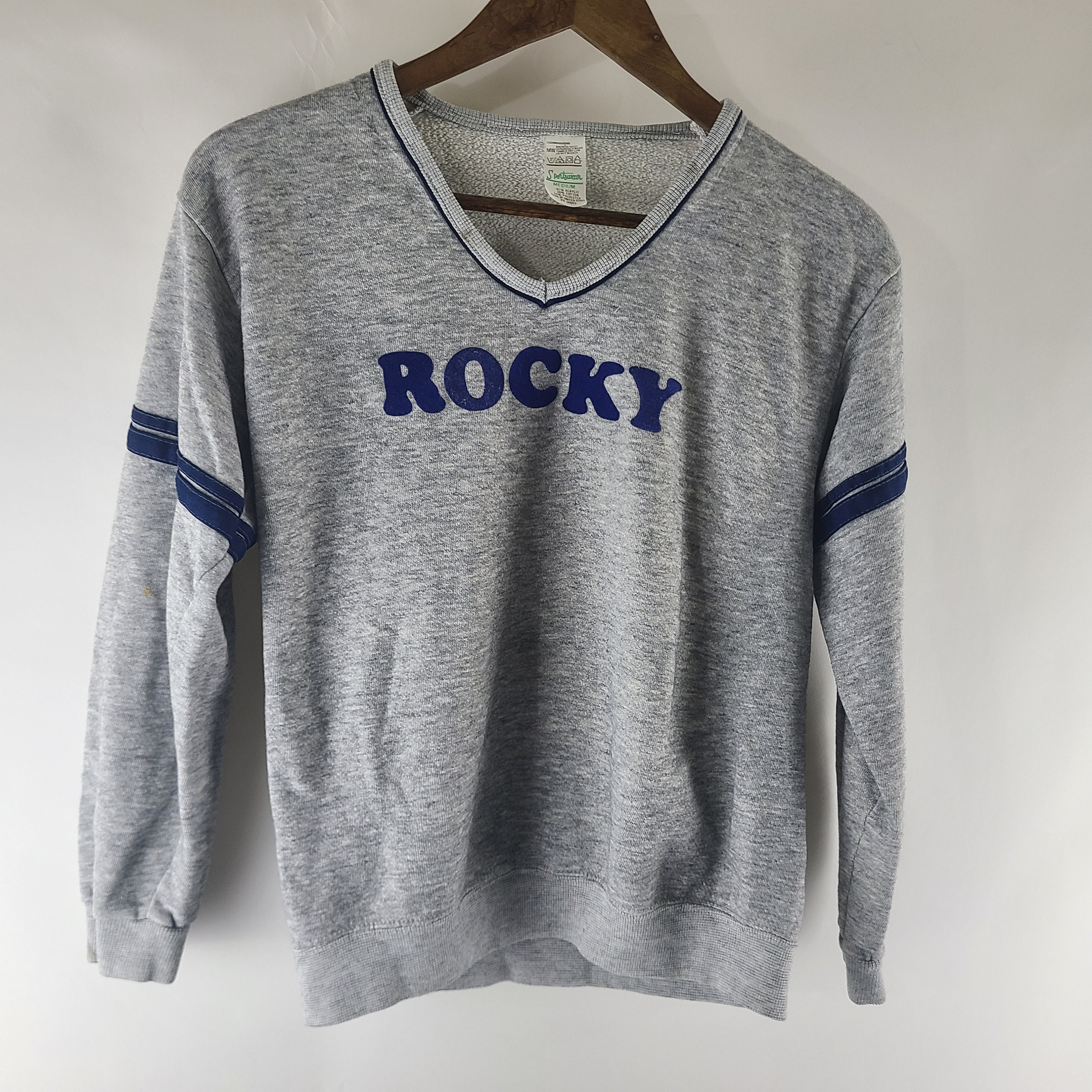 新製品情報も満載 VTG 80s Sportswear USA Tri-blend Flock Print Rocky V-neck トップス