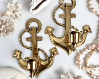 Par de portavelas de pared vintage de latón con forma de ancla, apliques náuticos cónicos, decoración de pared costera, diseño marítimo escultural.