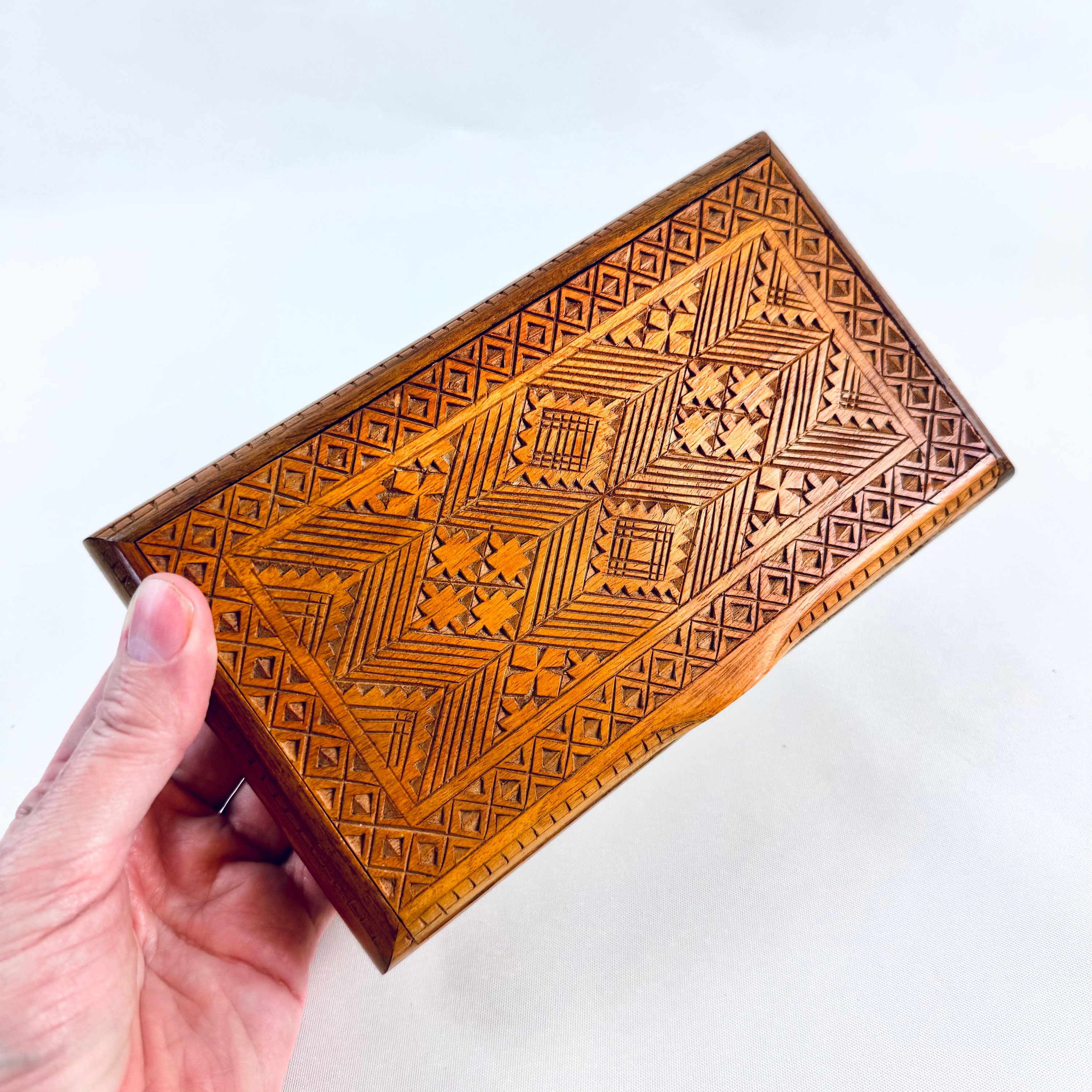 手彫りの木製ジュエリーボックス：幾何学模様の記念品収納