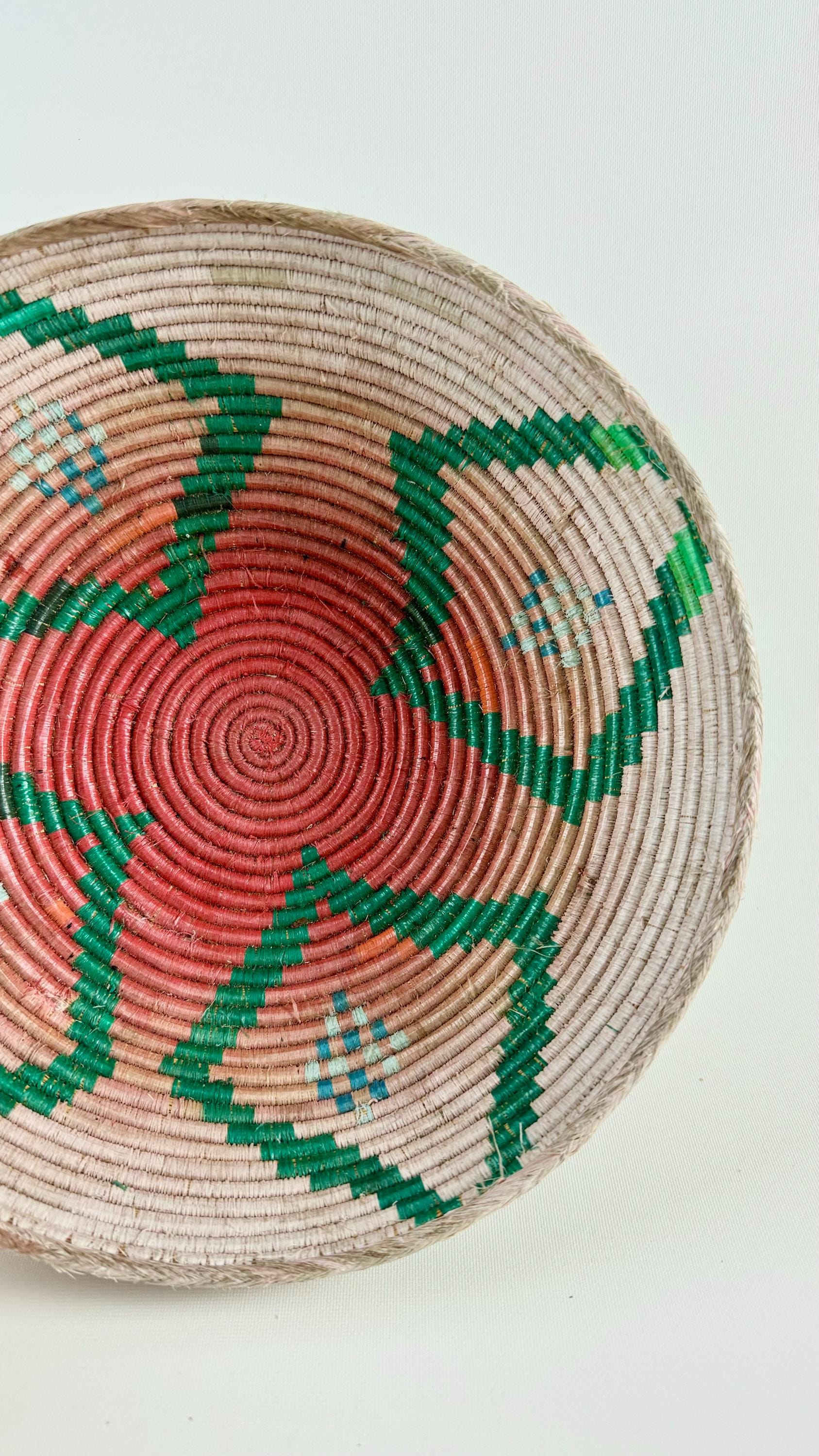 幾何学模様のヴィンテージ手編みバスケット - 天然繊維のボヘミアン風