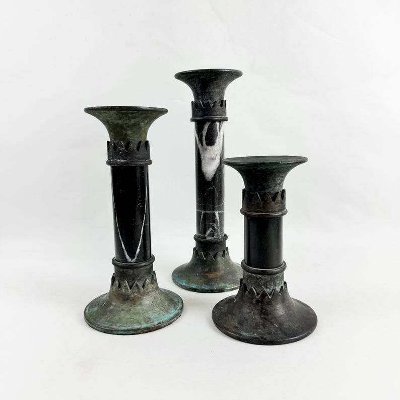 Set di 3 portacandele in bronzo e marmo gotici vintage - Candelieri antichi, decorazioni Dark Academia, accenti per la casa in stile gotico vittoriano immagine 2