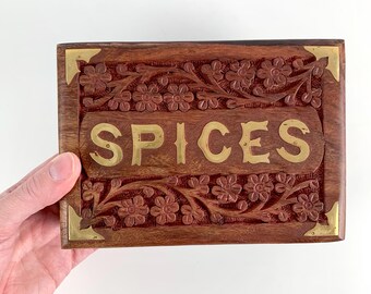 Especiero vintage de madera con incrustaciones de latón, caja de almacenamiento floral tallada a mano, decoración rústica para la cocina, adorno de madera coleccionable para el hogar