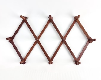 Cabideiro de parede vintage expansível em madeira, estilo acordeão, meados do século XX, com gancho dobrável para casacos.
