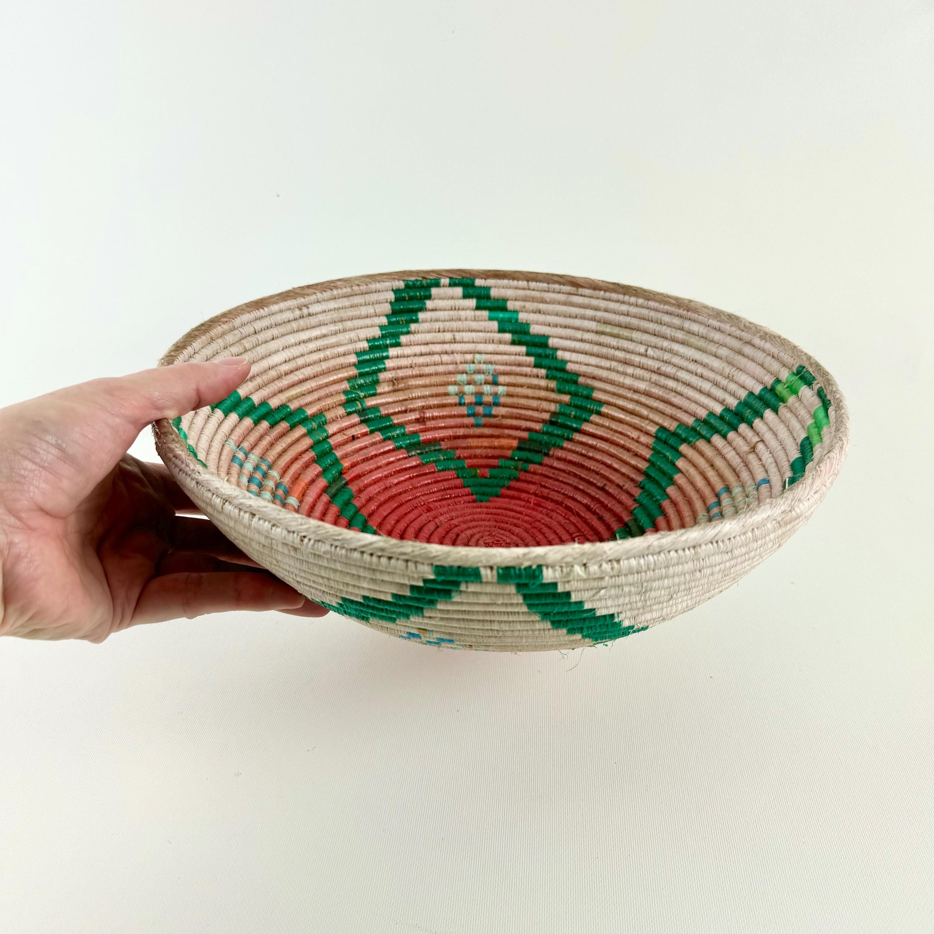 幾何学模様のヴィンテージ手編みバスケット - 天然繊維のボヘミアン風