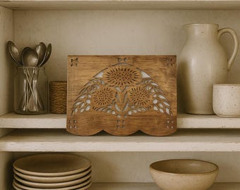 Panneau vintage au pochoir en bois sculpté à la main | Décoration murale florale d'art populaire | Suspension murale en bois antique rustique | 45 x 32 cm (17,7 x 12,6 pouces)