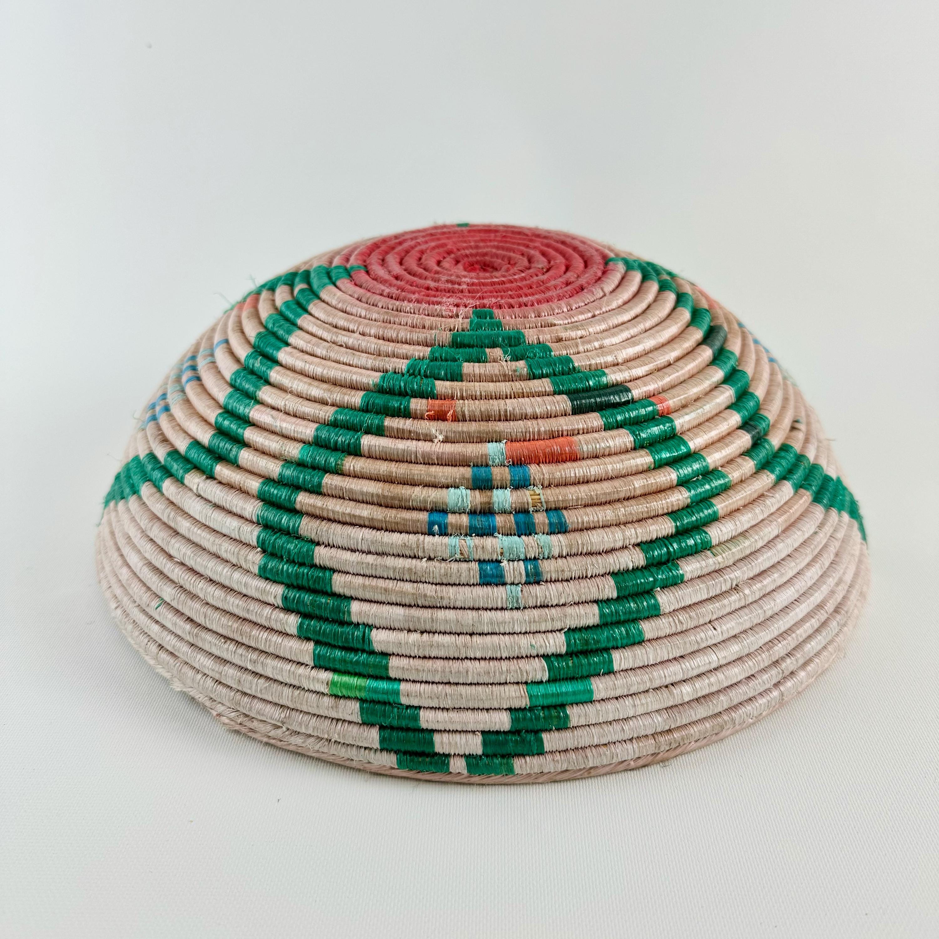 幾何学模様のヴィンテージ手編みバスケット - 天然繊維のボヘミアン風