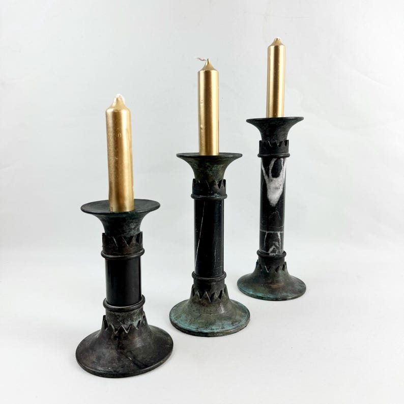 Set di 3 portacandele in bronzo e marmo gotici vintage - Candelieri antichi, decorazioni Dark Academia, accenti per la casa in stile gotico vittoriano immagine 3