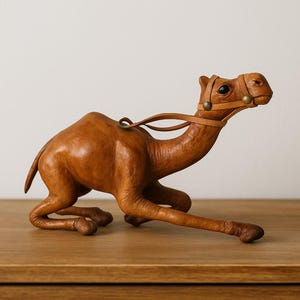 Vintage ägyptische Leder Kamelfigur - handgenähtes gefülltes Kamel-Dekor der 1980er Jahre, seltene kniende Pose, Sammlerstück, handgefertigter Akzent