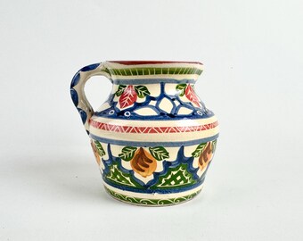 Jarro de cerâmica vintage portuguesa do Alentejo, pintado à mão, estilo folclórico, decoração rústica de cozinha mediterrânea.