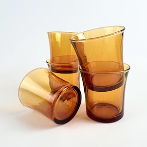 Vintage Duralex amberglazen bekers set van 5, Franse gerookte drinkglazen, honingbruin stapelbaar keukenglaswerk jaren 1970