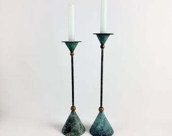 Verdigris Metall-Kerzenhalter-Paar, hohe skulpturale Kerzenhalter mit Messingakzenten, modernistische Vintage-Wohnkultur