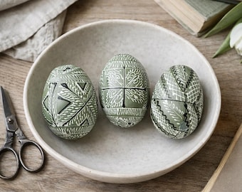 Conjunto de 3 ovos de Páscoa de madeira pintados à mão em estilo vintage – Arte folclórica do Leste Europeu – Decoração rústica de primavera para casa