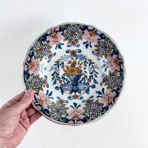 Handgeschilderd Makkum-wandbord, Nederlands bloemmotief, vintage majolicabord, aardewerk in Tichelaar-stijl, decorstuk 24 cm