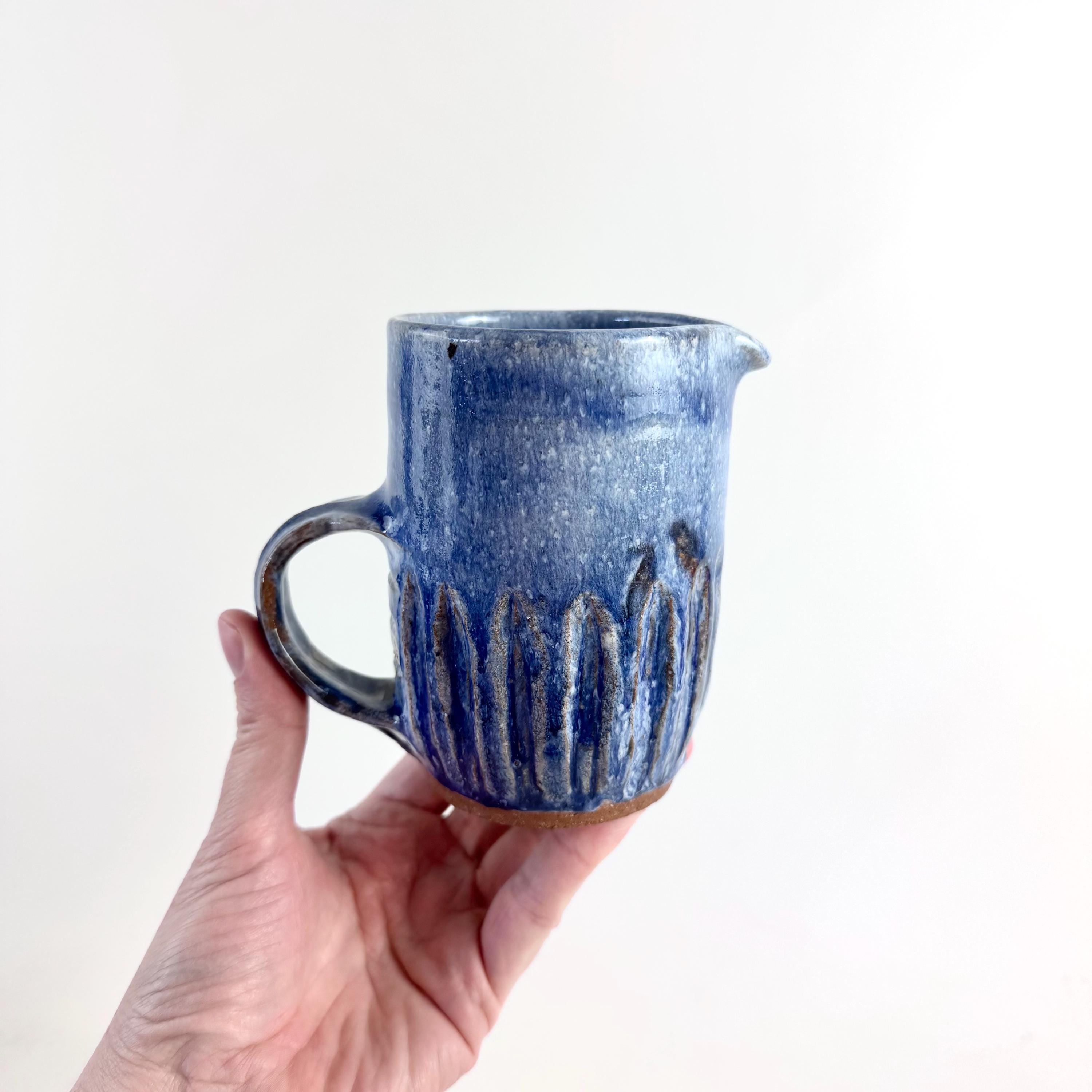 ヴィンテージブルーセラミックピッチャー：手作りスタジオ陶器水差し