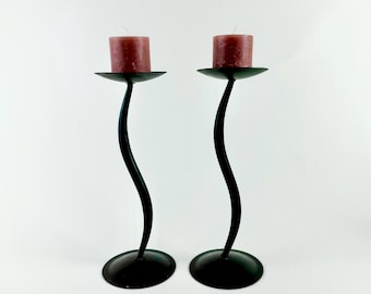 Conjunto de castiçais modernos em metal preto com design escultural ondulado, 24 cm de altura, estilo minimalista, decoração vintage (par).