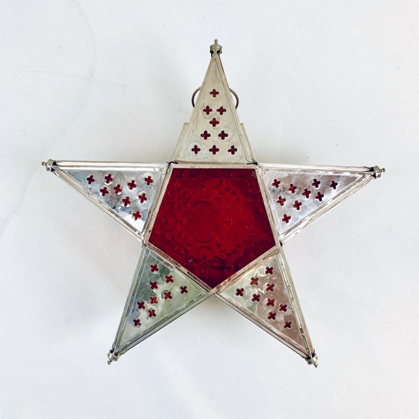 Lanterne à bougie marocaine en forme d'étoile fabriquée à la main avec des panneaux en métal perforé et en verre stylisé
