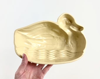 Forma de pato de cerâmica vintage, utensílio de cozinha de meados do século XX com esmalte creme, decoração de fazenda, peça para servir na mesa de Páscoa.