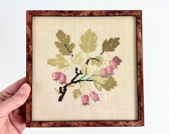 Quadro decorativo vintage em ponto cruz com bordado botânico em tecido, estilo meados do século XX, feito à mão, com galho floral. Tamanho pequeno: 19 x 19 cm.