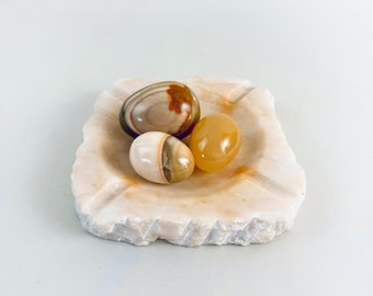 Plato vintage de ónix tallado con bordes acanalados / Cenicero o cuenco de piedra natural / Recipiente de almacenamiento de mediados de siglo para decoración del hogar