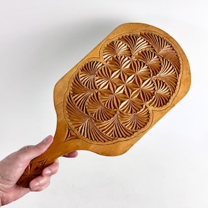 Vintage Frisian Carved Wooden Board – Dutch Folk Art Breadboard – 1970s Handcrafted Wall Decor – Rustic Kitchen Home Accent