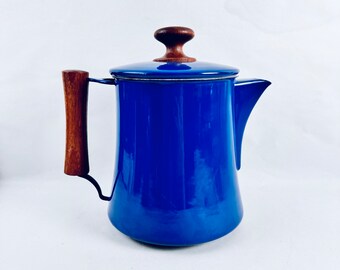 Kobaltblauw geëmailleerde Scandinavische koffie- of theeketel in mid-century stijl