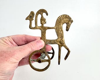 Escultura vintage em latão representando um cavaleiro mitológico com uma coruja, estilo revival greco-etrusco, decoração em estilo de museu.