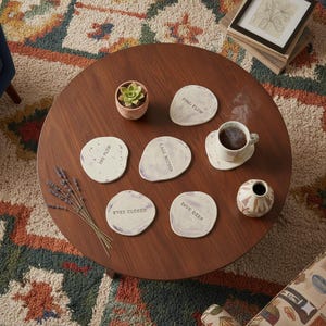 Ensemble de sous-verres en céramique faits main par Stef&I Atelier - Dessous de verre en poterie rustique avec citations pleines d'attention - Coffret cadeau artisanal