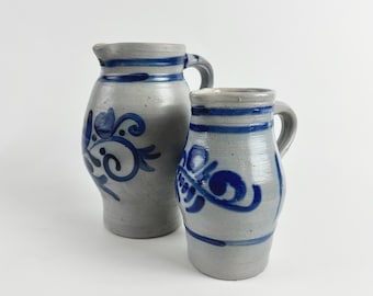 Conjunto de jarra de grés com decoração em azul cobalto, jarra de 1 litro e jarra pequena de 0,5 litro, cozinha rústica de fazenda, cerâmica europeia vintage feita à mão.