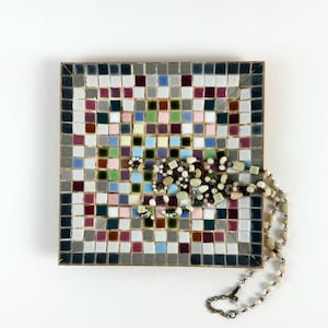 Vassoio a mosaico vintage anni &#39;50, stile Mid-Century Modern, con piastrelle in ceramica colorate e base dorata, ideale come idea regalo e per la casa in stile retrò.
