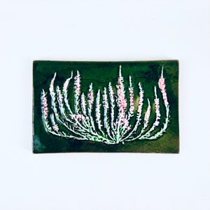 Vintage Jie Gantofta-tegel Zweden heide 913 botanisch reliëf | Donkergroene en roze keramische muurkunst | 24 x 15 cm Scandinavisch decor