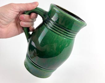 Jarra vintage de cerâmica verde, vaso de grés de meados do século XX, esmalte esmeralda, decoração rústica para cozinha de fazenda, jarra para servir.