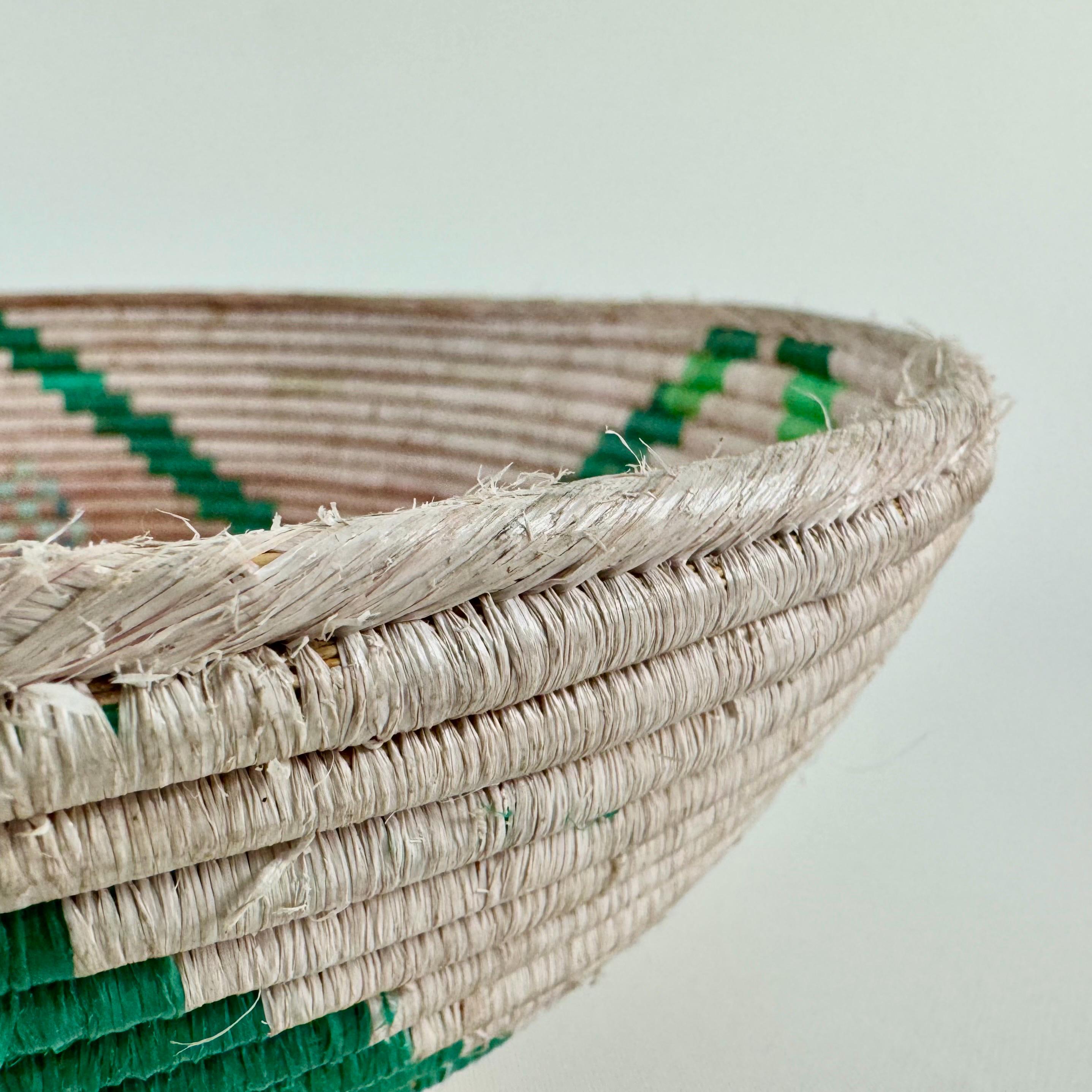 幾何学模様のヴィンテージ手編みバスケット - 天然繊維のボヘミアン風