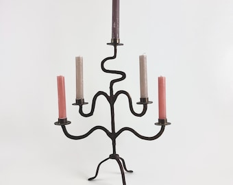 Candelabro de ferro forjado à mão, suporte de vela vintage com 5 braços, castiçal escultural de ferreiro, decoração rústica para mesa de fazenda.
