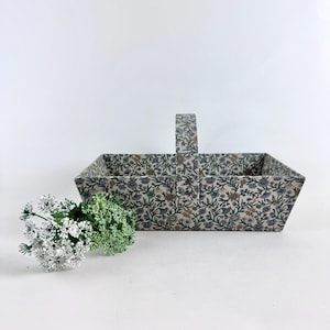 Vintage stoffen mand met bloemen en handvat – opbergvak in Liberty-stijl voor Cottagecore Decor, Shabby Chic Organizer, Rare Home Find