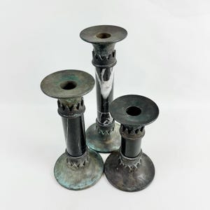 Set di 3 portacandele in bronzo e marmo gotici vintage - Candelieri antichi, decorazioni Dark Academia, accenti per la casa in stile gotico vittoriano immagine 10