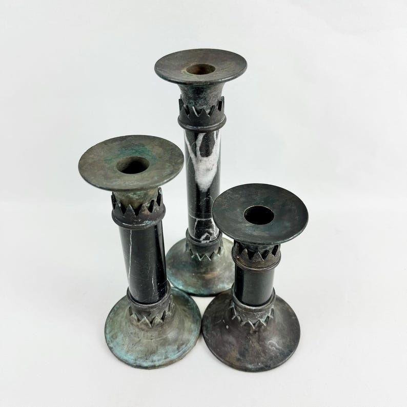 Set di 3 portacandele in bronzo e marmo gotici vintage - Candelieri antichi, decorazioni Dark Academia, accenti per la casa in stile gotico vittoriano immagine 10
