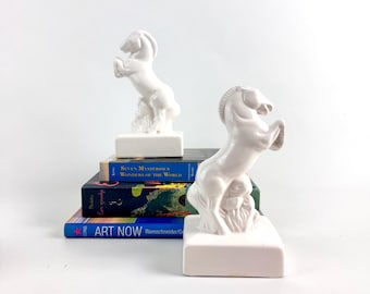Vintage weiße Keramikpferde-Buchstützen, skulpturale Mid-Century-Buchhalter für modernes, vielseitiges Regaldekor