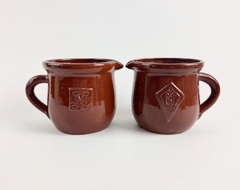 Jarra cremeira vintage holandesa de 1966 – Jarra de leite rústica com esmalte marrom, decoração de cozinha de fazenda, cerâmica de meados do século XX