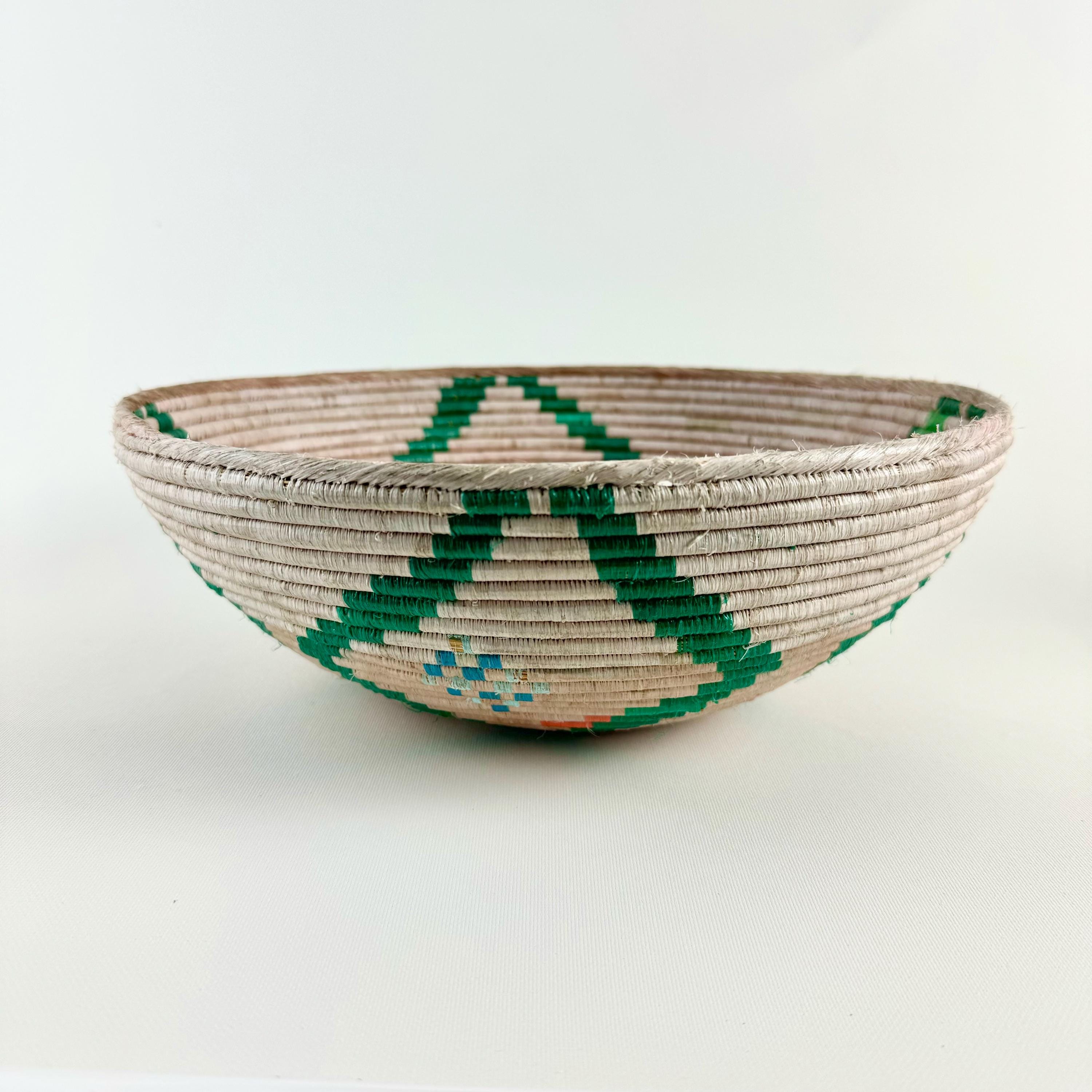幾何学模様のヴィンテージ手編みバスケット - 天然繊維のボヘミアン風